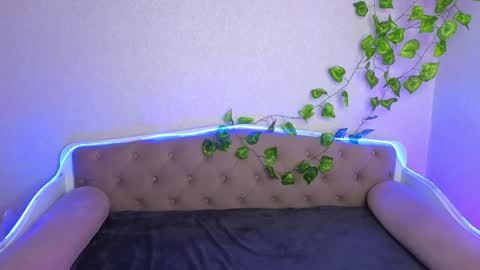 Allie  Alex Thumbs up if you like us online show from 19, 12, 2024