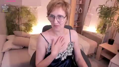 Snapshot of paris_cherry chatting on 4, 8, 2026 Paris online show from 4, 8, 2026