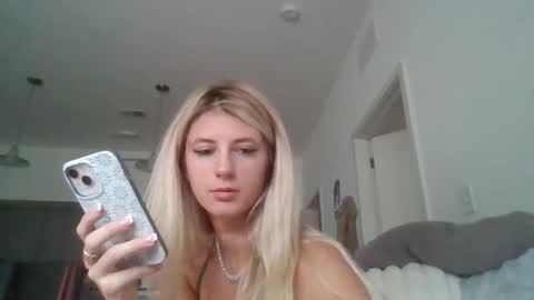 Snapshot of parisbaby2000 chatting on 16, 9, 2025 parisbaby2000 online show from 16, 9, 2025