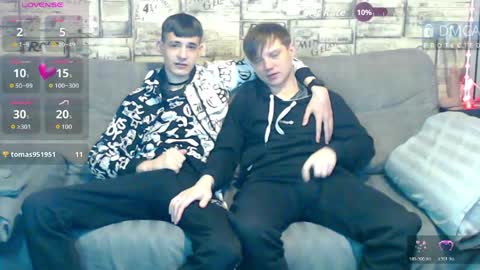 Max tall dark-haired guy with tattoos and Phil blond-haired online show from 23, 4, 2026
