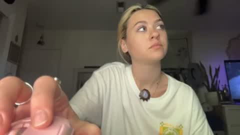 peachesncreampiezz online show from 20, 6, 2026