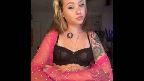 peachesncreampiezz online show from 10, 7, 2026