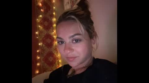 peachesncreampiezz online show from 11, 7, 2026