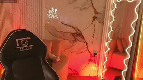 peachy_tay online show from 7, 4, 2026