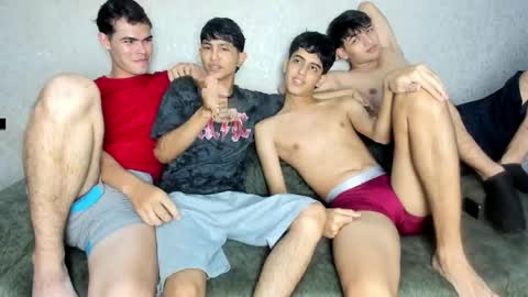 Snapshot of pelusos_mens chatting on 29, 4, 2026 CAIN-19 ALLEN-18 RONALD-18 AUSTIN-18 MOD DANTE online show from 29, 4, 2026
