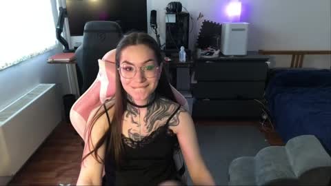 petal_dust_ online show from 3, 4, 2026