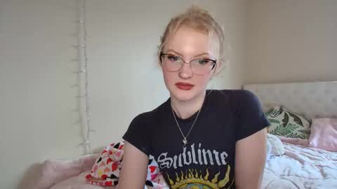Snapshot of petite_cupcake chatting on 5, 5, 2026 Little cupcake online show from 5, 5, 2026