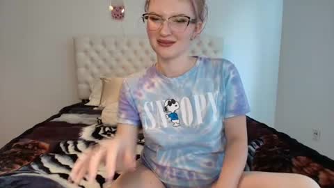 Snapshot of petite_cupcake chatting on 7, 7, 2026 Little cupcake online show from 7, 7, 2026