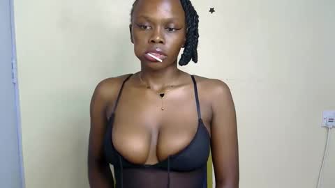 Snapshot of petite_desiree chatting on 14, 11, 2025 Desiree online show from 14, 11, 2025