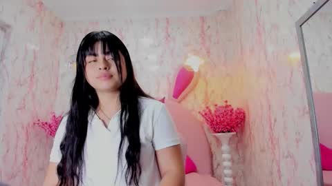 Snapshot of petite_emili chatting on 5, 11, 2025 petite_emili online show from 5, 11, 2025