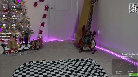 Snapshot of petitebrat chatting on 14, 12, 2024 PiperAvery online show from 14, 12, 2024