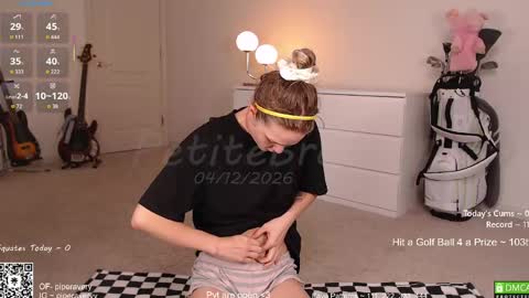 Snapshot of petitebrat chatting on 12, 4, 2026 PiperAvery online show from 12, 4, 2026