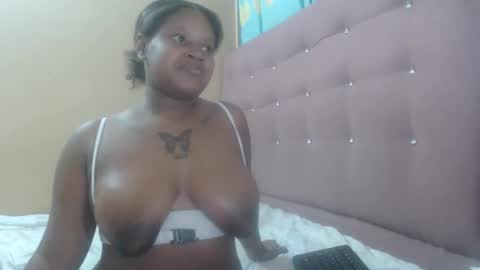 Snapshot of petitechocolatemommy chatting on 16, 11, 2025 petitechocolatemommy online show from 16, 11, 2025