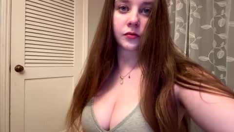 Snapshot of petitegirluvsdick chatting on 11, 1, 2026 Bella online show from 11, 1, 2026