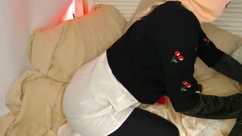 Snapshot of petitegirlypop chatting on 28, 9, 2025 petitegirlypop online show from 28, 9, 2025