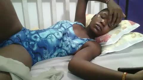 petitesweetchiq online show from 19, 12, 2025