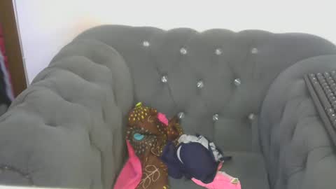 petitpearl online show from 25, 1, 2025