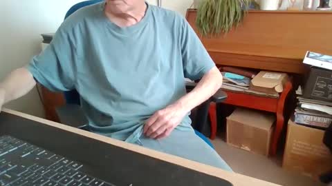 Snapshot of petitwilly chatting on 29, 4, 2026 petitwilly online show from 29, 4, 2026