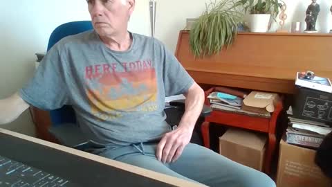 Snapshot of petitwilly chatting on 30, 4, 2026 petitwilly online show from 30, 4, 2026