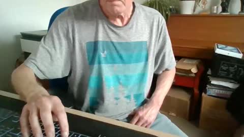 Snapshot of petitwilly chatting on 5, 5, 2026 petitwilly online show from 5, 5, 2026