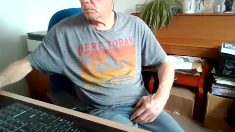 Snapshot of petitwilly chatting on 2, 6, 2026 petitwilly online show from 2, 6, 2026