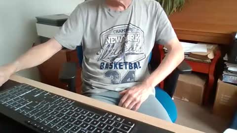 Snapshot of petitwilly chatting on 5, 6, 2026 petitwilly online show from 5, 6, 2026