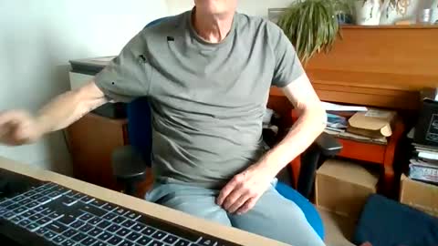 Snapshot of petitwilly chatting on 8, 6, 2026 petitwilly online show from 8, 6, 2026