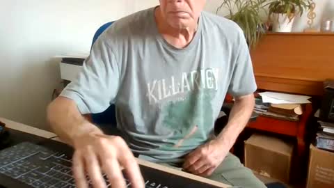 Snapshot of petitwilly chatting on 15, 7, 2026 petitwilly online show from 15, 7, 2026