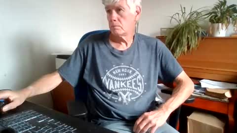 Snapshot of petitwilly chatting on 21, 7, 2026 petitwilly online show from 21, 7, 2026