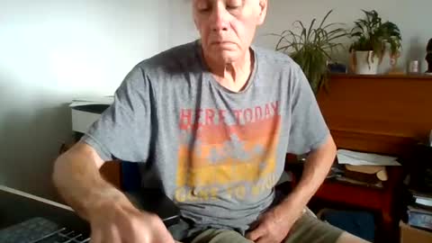 Snapshot of petitwilly chatting on 5, 8, 2026 petitwilly online show from 5, 8, 2026