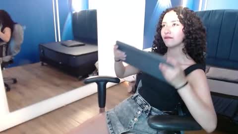 Snapshot of pettymoon chatting on 27, 10, 2025 Moon online show from 27, 10, 2025