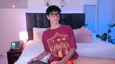 Snapshot of phillicious_ chatting on 27, 5, 2026 Phillip online show from 27, 5, 2026