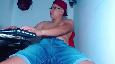 Snapshot of phoenixgnz08 chatting on 4, 12, 2025 AdnierGnz online show from 4, 12, 2025