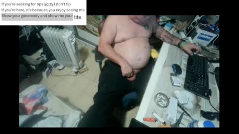 Snapshot of pini_z chatting on 5, 1, 2025 pini_z online show from 5, 1, 2025