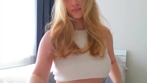 Snapshot of pink_rosee_ chatting on 10, 9, 2025 online show from 10, 9, 2025