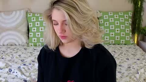 Snapshot of pinkadele chatting on 18, 11, 2025 Adele online show from 18, 11, 2025