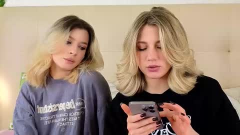 Snapshot of pinkadele chatting on 18, 12, 2025 Adele online show from 18, 12, 2025