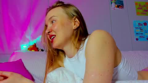 Snapshot of pinkk_lemonade chatting on 15, 5, 2026 Mila online show from 15, 5, 2026