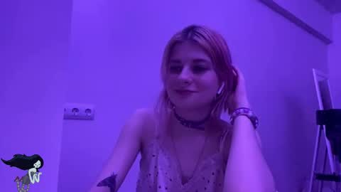 Snapshot of pinkvampire chatting on 4, 11, 2025 Sara online show from 4, 11, 2025