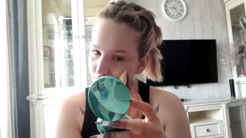 Caroline online show from 16, 4, 2026