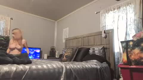 Snapshot of pizzedwife chatting on 11, 7, 2026 pizzedwife online show from 11, 7, 2026