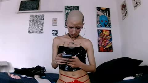 Snapshot of plutonbluemoon_999 chatting on 14, 5, 2026 online show from 14, 5, 2026