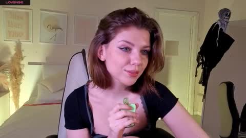 Snapshot of pollyrouge chatting on 27, 10, 2025 Your Polly follow me online show from 27, 10, 2025