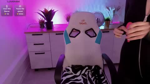 Snapshot of pollyrouge chatting on 26, 11, 2025 Your Polly follow me online show from 26, 11, 2025