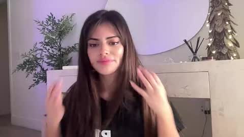 Snapshot of poutyselena chatting on 1, 12, 2025 Selena online show from 1, 12, 2025