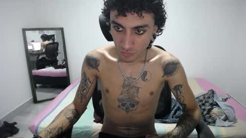 Snapshot of present_the_magic chatting on 19, 4, 2026 Plux online show from 19, 4, 2026