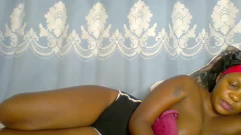 Snapshot of prettydarkskin002 chatting on 27, 11, 2025 SHANIA online show from 27, 11, 2025