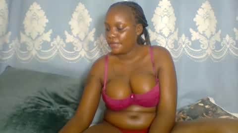 Snapshot of prettydarkskin002 chatting on 23, 12, 2025 SHANIA online show from 23, 12, 2025