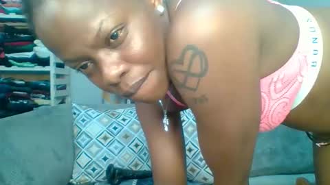 Snapshot of prettyela chatting on 8, 10, 2025 PrettyEla online show from 8, 10, 2025