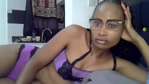 Snapshot of prettysmallsquiter chatting on 5, 5, 2026 apple online show from 5, 5, 2026